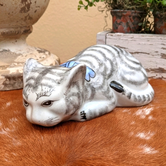 Vintage China Porcelain Painted Cat Kitten Figurine Blue Bow Chinese - Picture 2 of 7